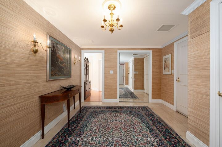 Property Photo:  100 Lakeshore Road E 1105  ON L6J 6M9 