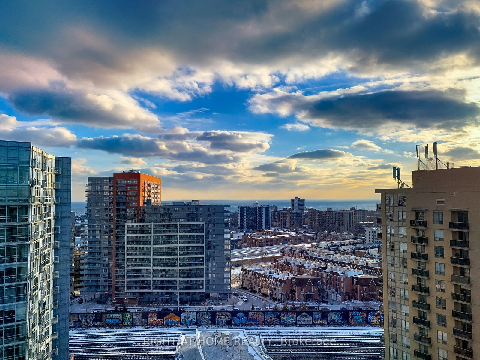 Property Photo:  68 Abell Street 2210  ON M6J 0B1 