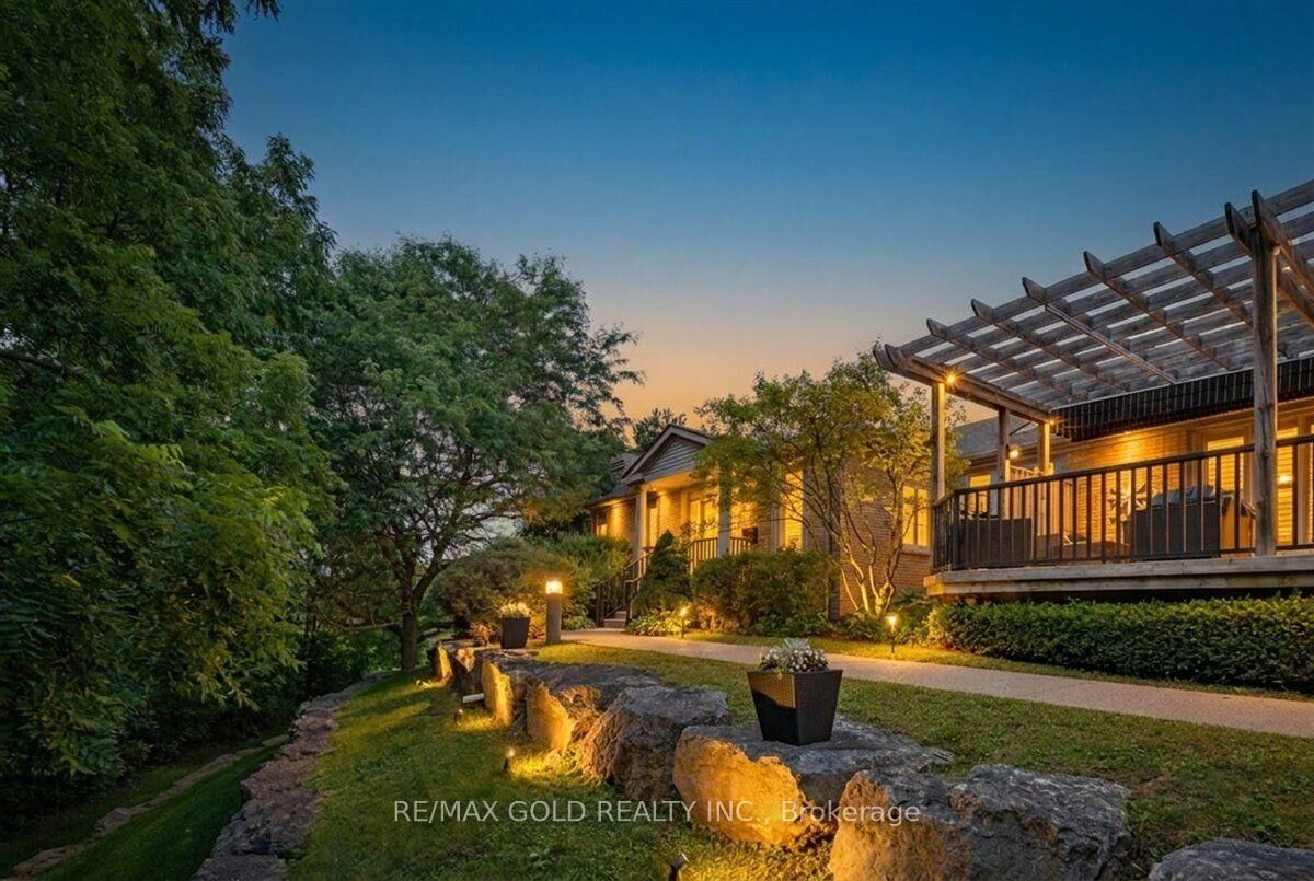 Property Photo:  465 Columbia Street W 2  ON N2T 2N3 