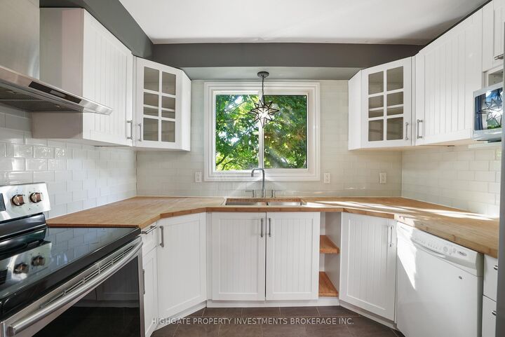 Property Photo:  85 Daphne Crescent Upper  ON L4M 2Y7 