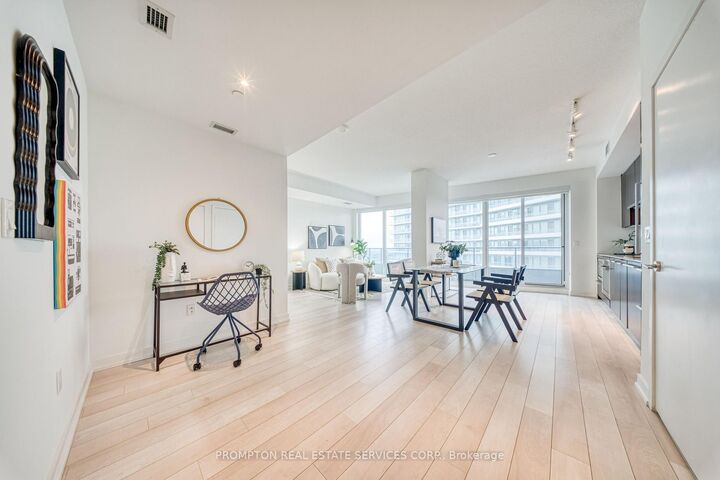 Property Photo: 117 McMahon Drive 2807 ON M2K 0E4