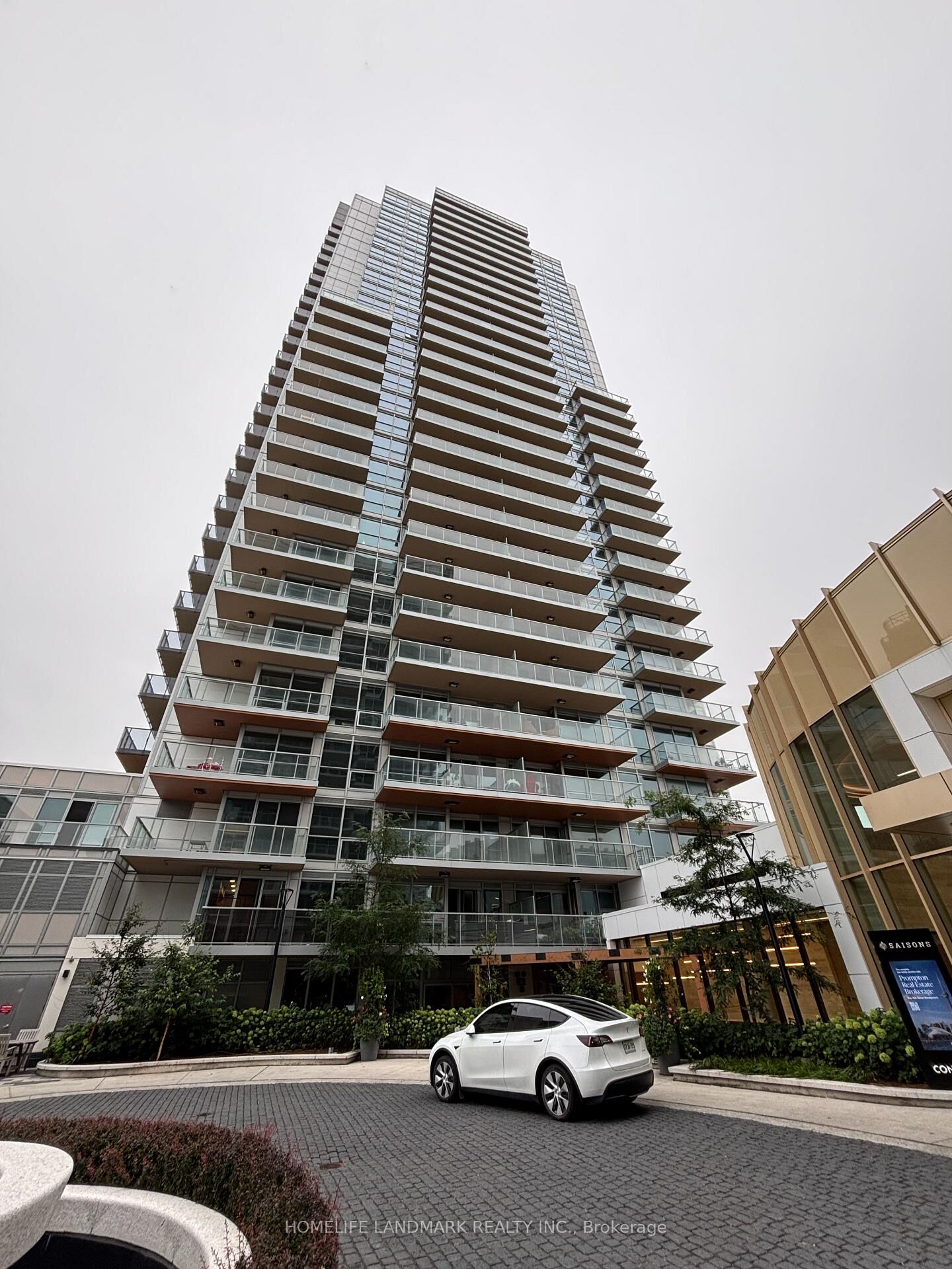 Property Photo:  27 McMahon Drive 3007  ON M2K 0J2 