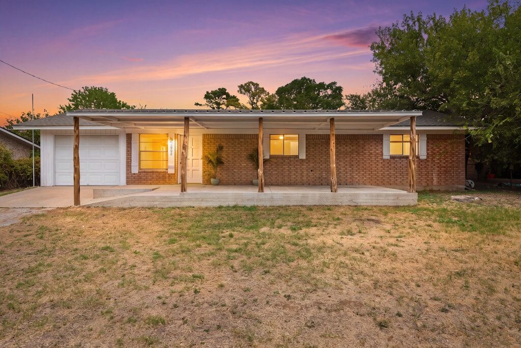 Property Photo: 1902 Twin Oaks Street TX 78639