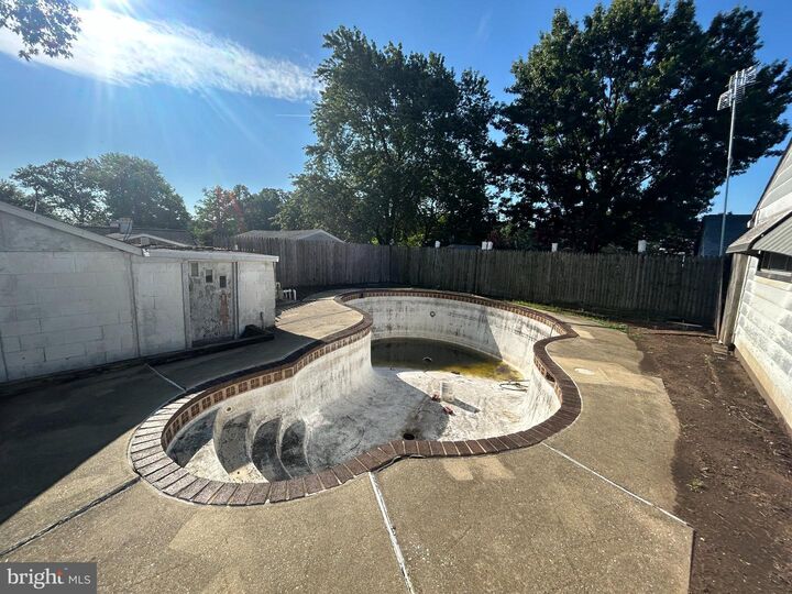Property Photo:  2421 Saratoga Avenue  MD 21227 