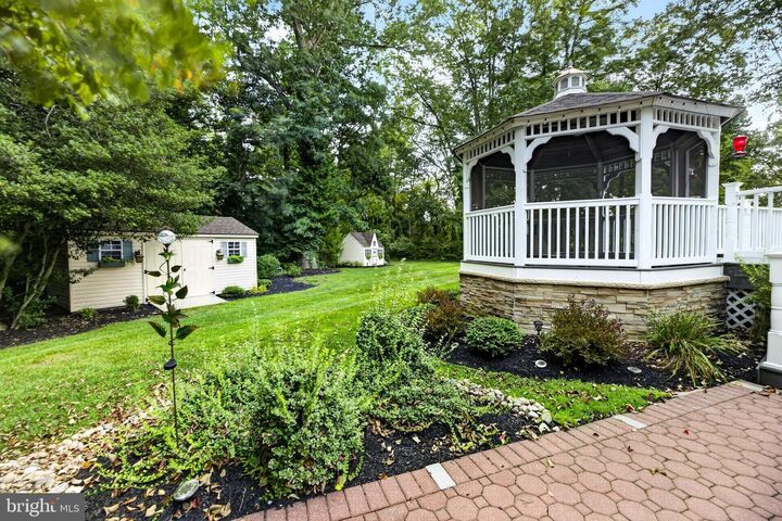 Property Photo:  8 Oak Ridge Lane  NJ 08080 