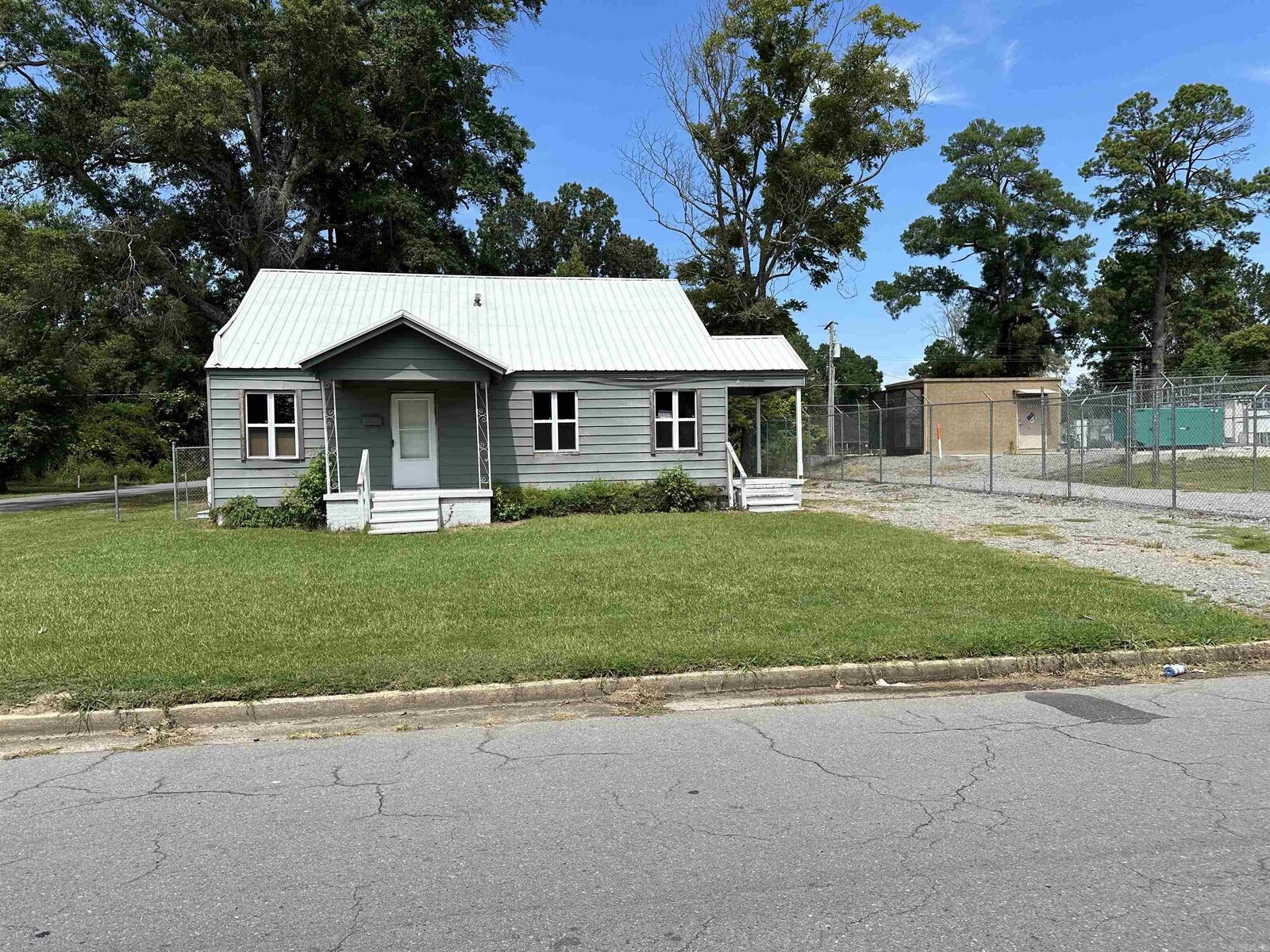 Property Photo: 2015 W 26th Street AR 71603