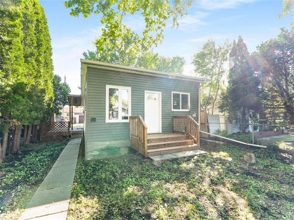 Property Photo:  412 Ottawa Avenue  MB R2K 1L2 