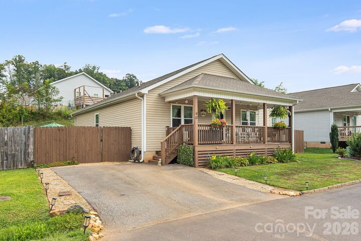Property Photo:  40 Quinn Hill Lane  NC 28754 