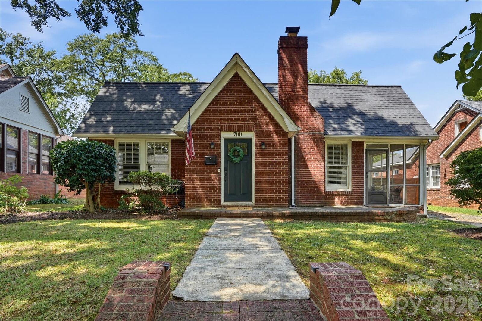 Property Photo:  700 Woodruff Place  NC 28208 