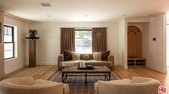 Property Photo:  22269 Avenue San Luis  CA 91364 