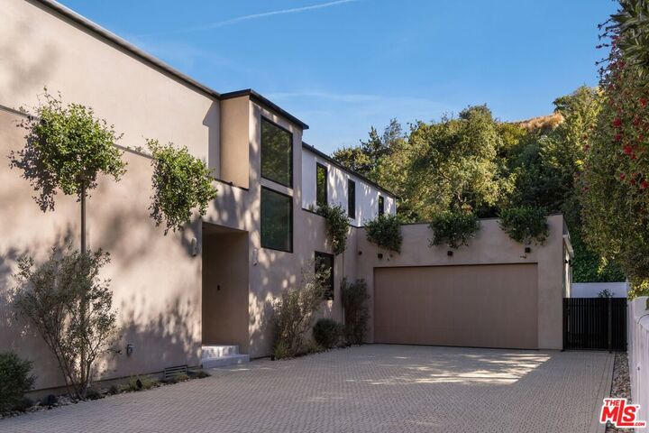 Property Photo: 8636 Edwin Dr CA 90046