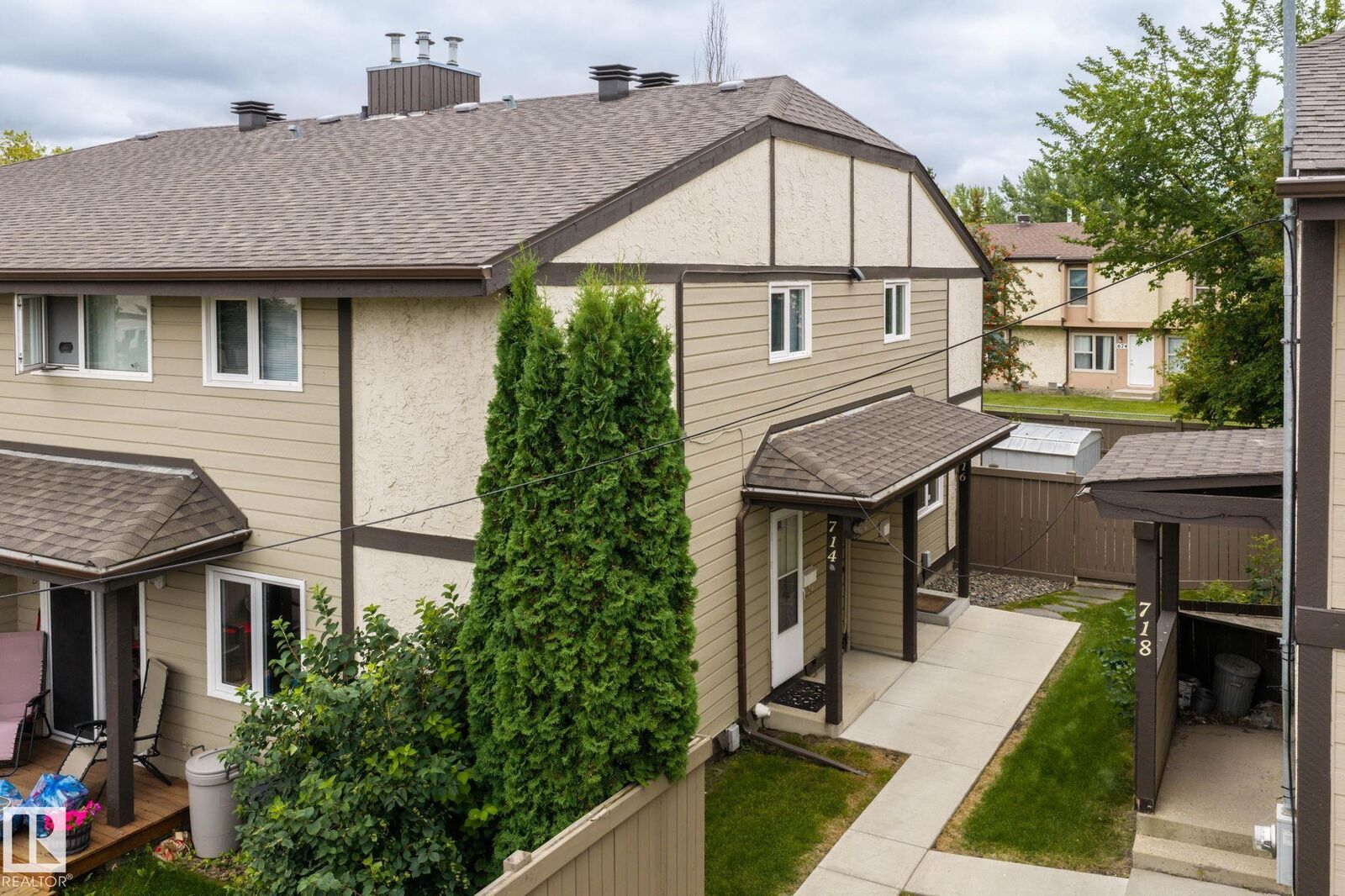 Property Photo:  716 Clareview Rd NW  AB T5A 4J7 