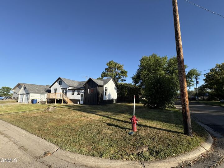 Property Photo:  121 4th Street S  ND 58436 