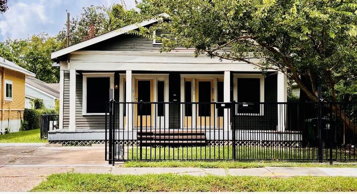Property Photo: 303 Northwood Street TX 77009