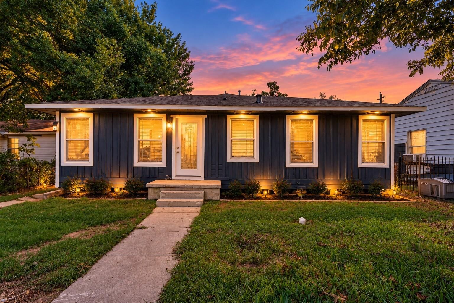 Property Photo: 216 Eastway Street TX 77547