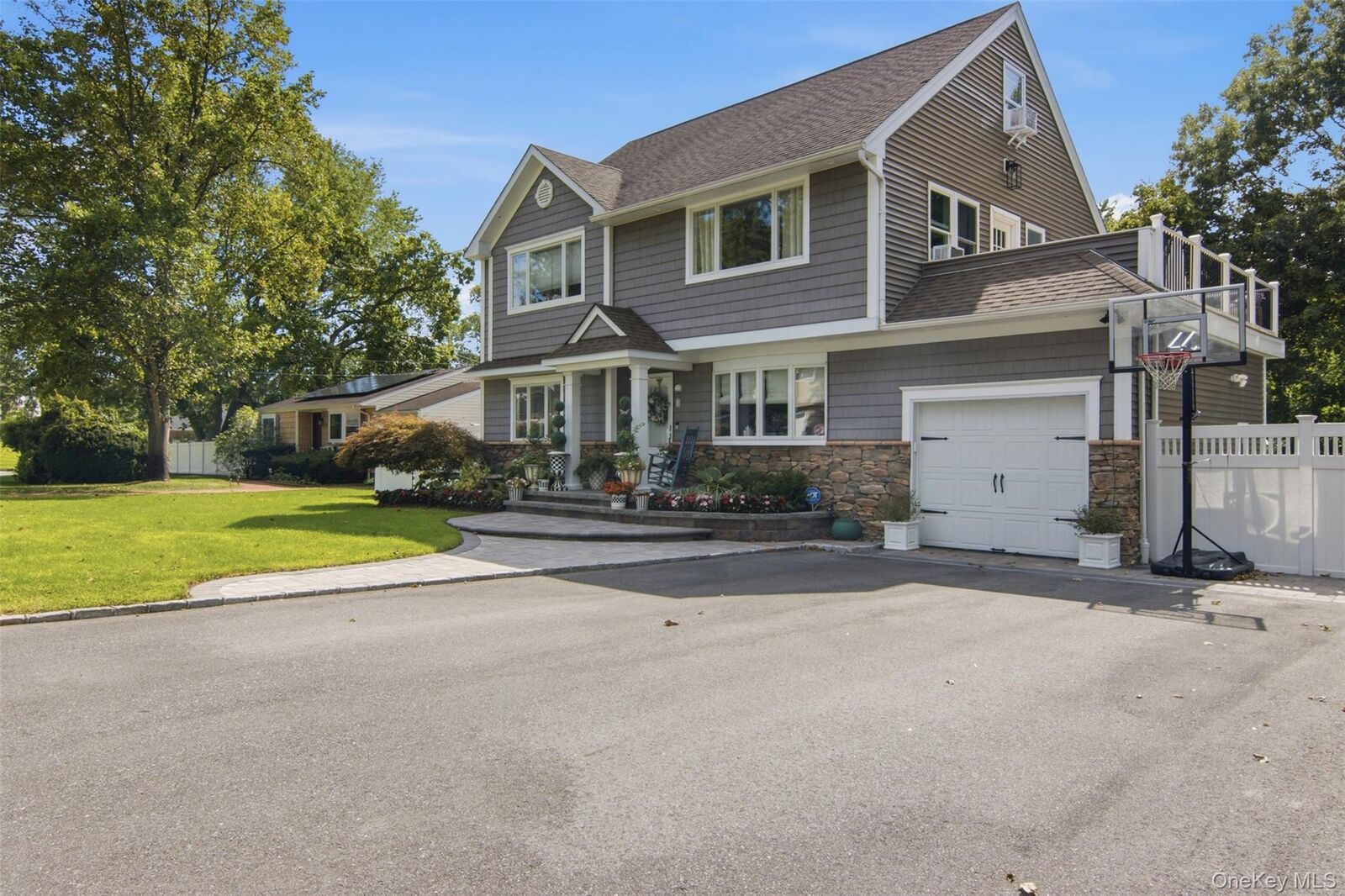 Property Photo:  8 Glen Way  NY 11755 