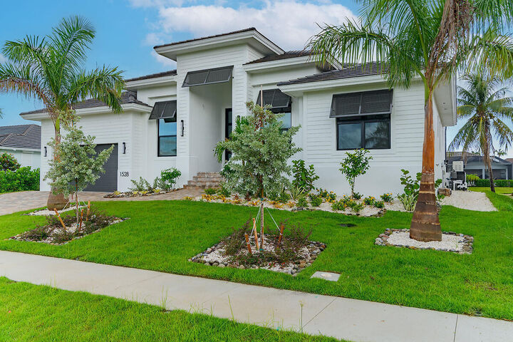 Property Photo:  1528 Kingston Court  FL 34145 