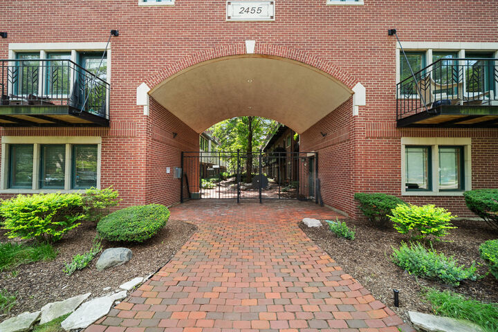 Property Photo:  2455 W Ohio Street 8E  IL 60612 