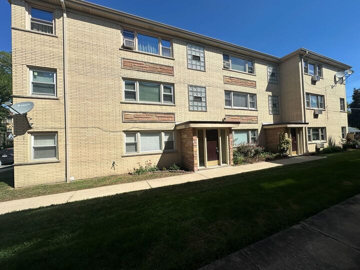 Property Photo: 3129 N Nashville Avenue 2W IL 60634