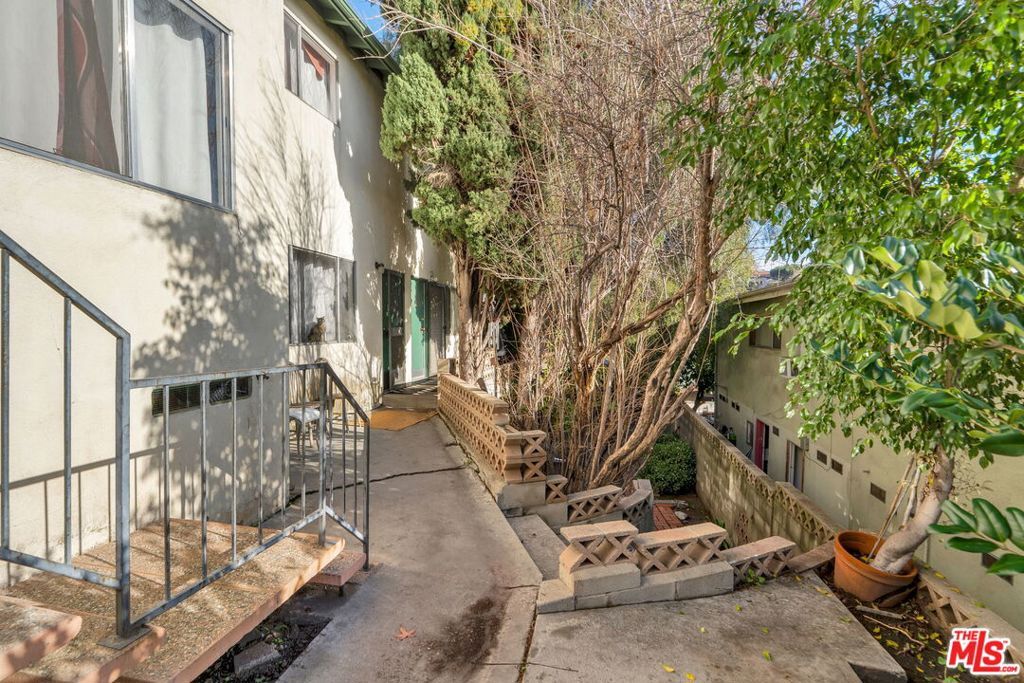 Property Photo:  2241 Ewing Street  CA 90039 
