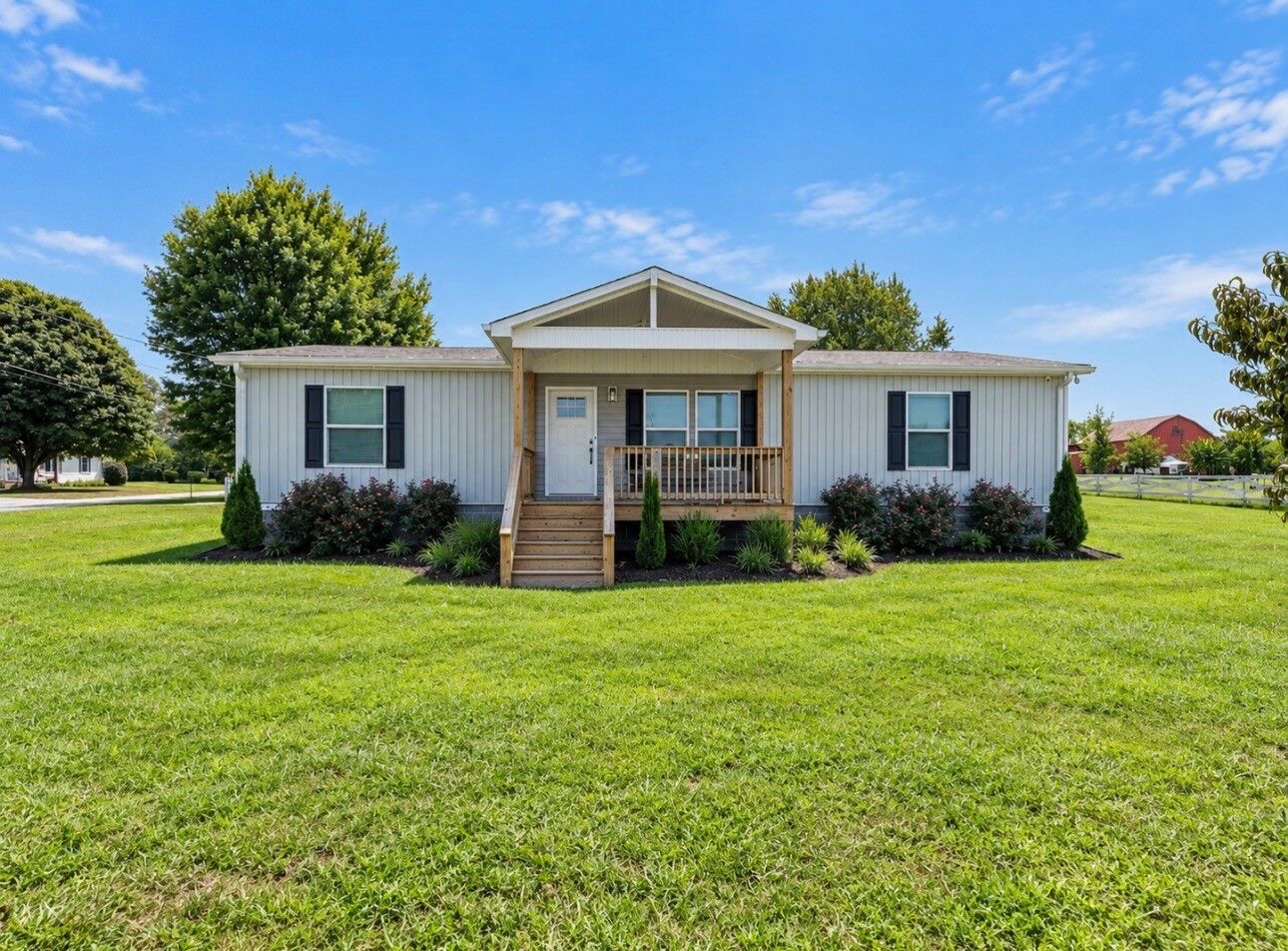 Property Photo: 136 Hawkins Dr TN 37166