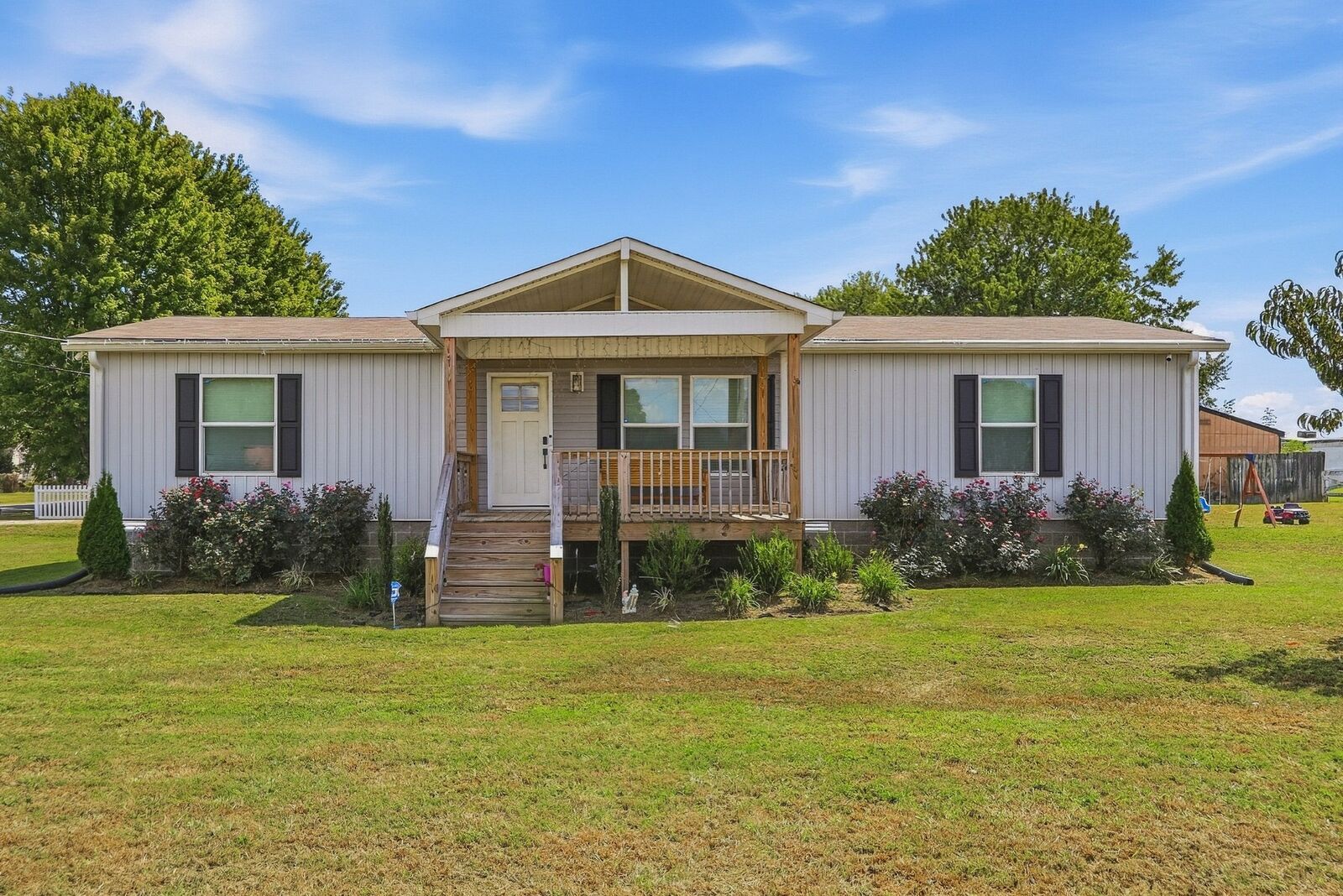Property Photo: 136 Hawkins Dr TN 37166