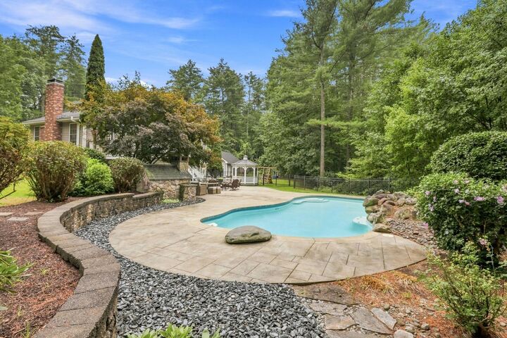 Property Photo:  16 Lantern Lane  NH 03053 