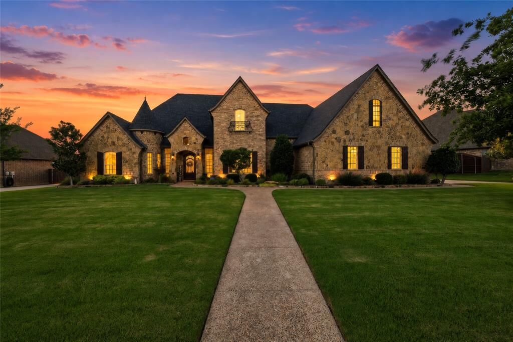 Property Photo: 1408 Clover Drive TX 76052