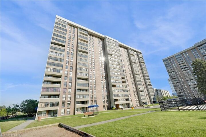 Property Photo:  25 Kensington Road 1612  ON L6T 3W8 