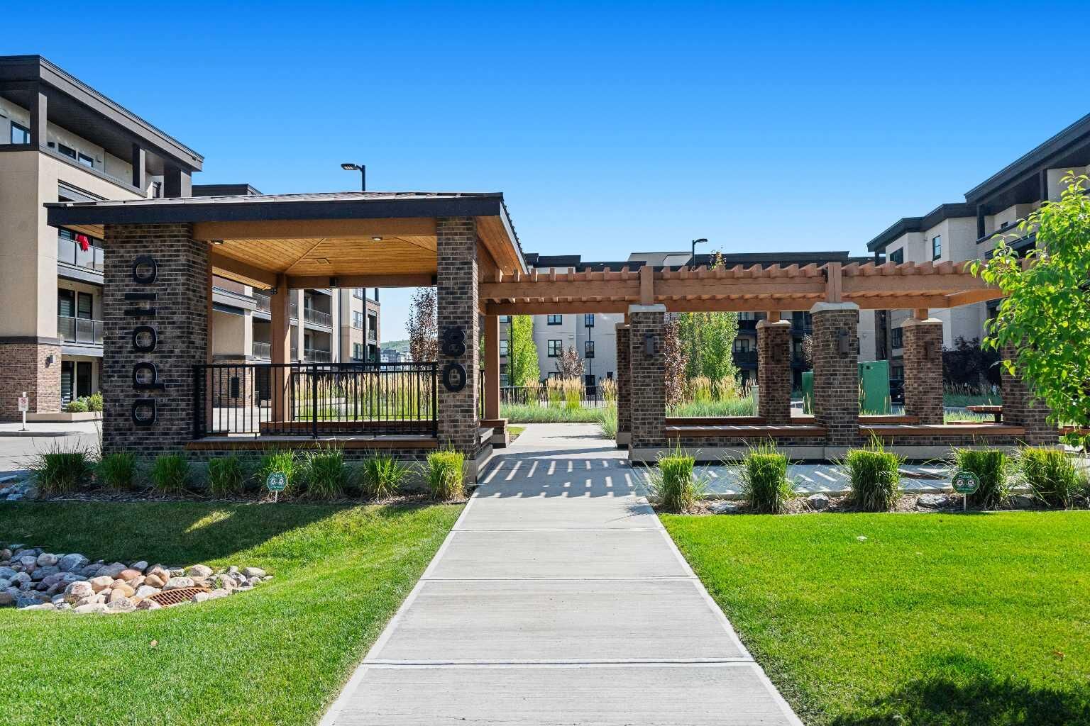 Property Photo: 80 Greenbriar Place NW 3308 AB T3B 6J4