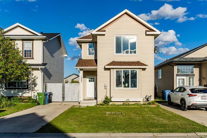 Property Photo:  1095 Bridlemeadows Manor SW  AB T2Y 4L1 