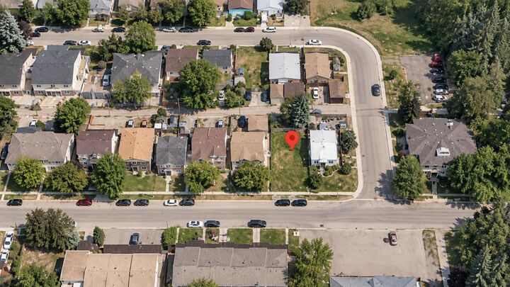 Property Photo:  134 8 Avenue SE  AB T1V 1R8 