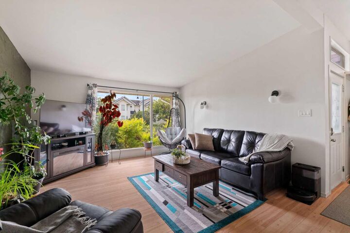 Property Photo:  726 68 Avenue SW  AB T2V 0N2 
