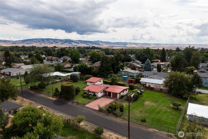 Property Photo:  1850  Delmont Street  WA 99362 