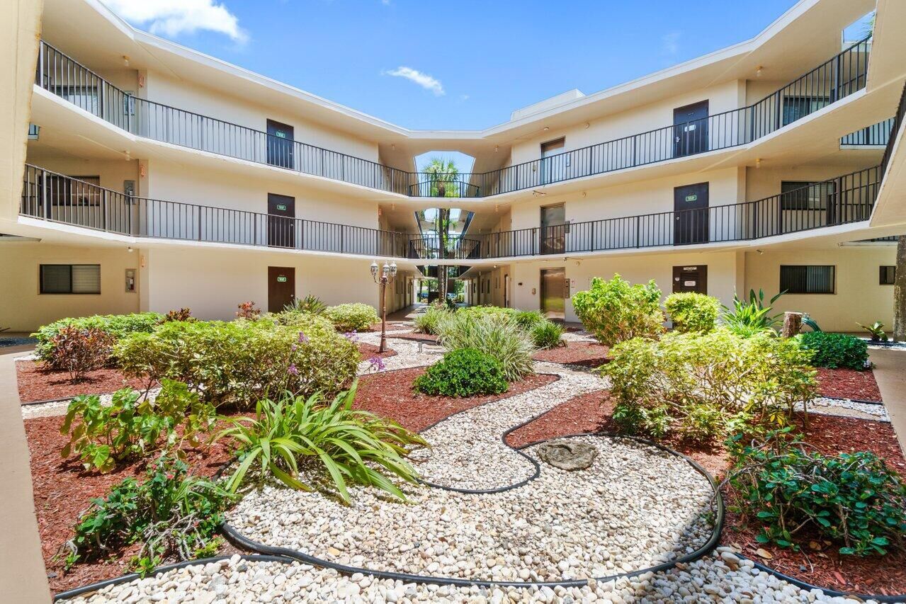 Property Photo:  5100 Las Verdes Circle 316  FL 33484 