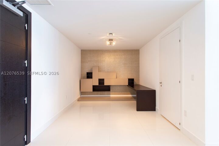 Property Photo:  200 Biscayne Blvd Wy 4512  FL 33131 
