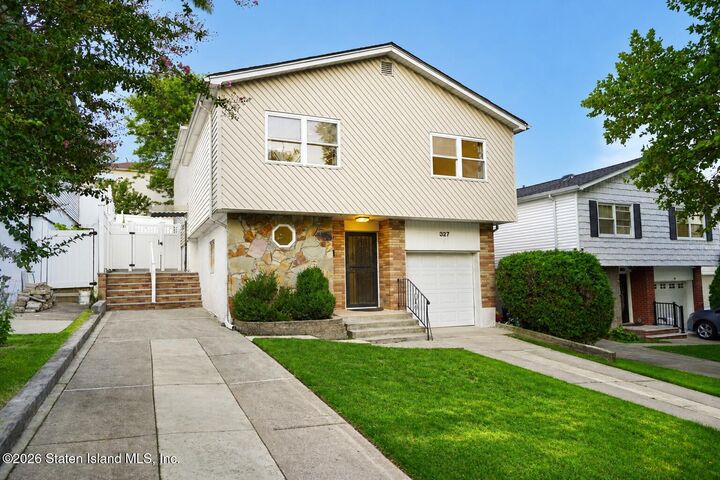 Property Photo:  327 Mountainview Avenue  NY 10314 