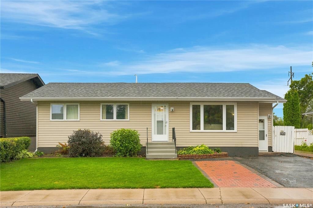 Property Photo: 226 Dickey Crescent SK S7L 5N9