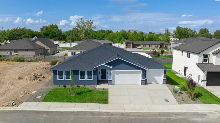 Property Photo:  1071 N Grant Pl  WA 99336 