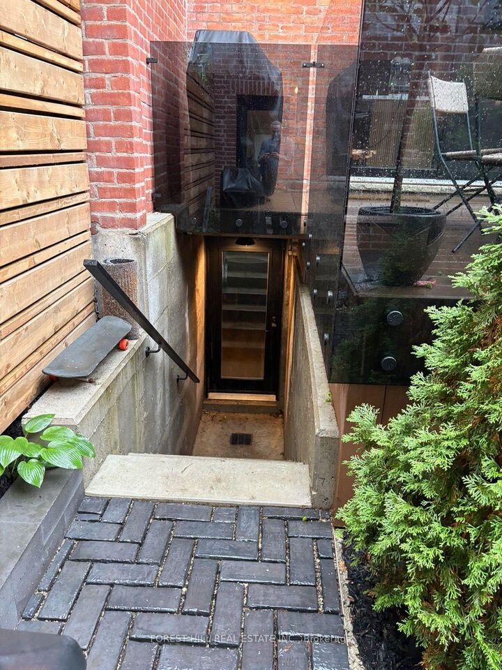 Property Photo:  77 Brunswick Avenue Lower  ON M5S 2L8 