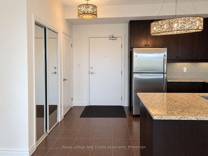 Property Photo:  570 Lolita Gardens 327  ON L5A 0A1 