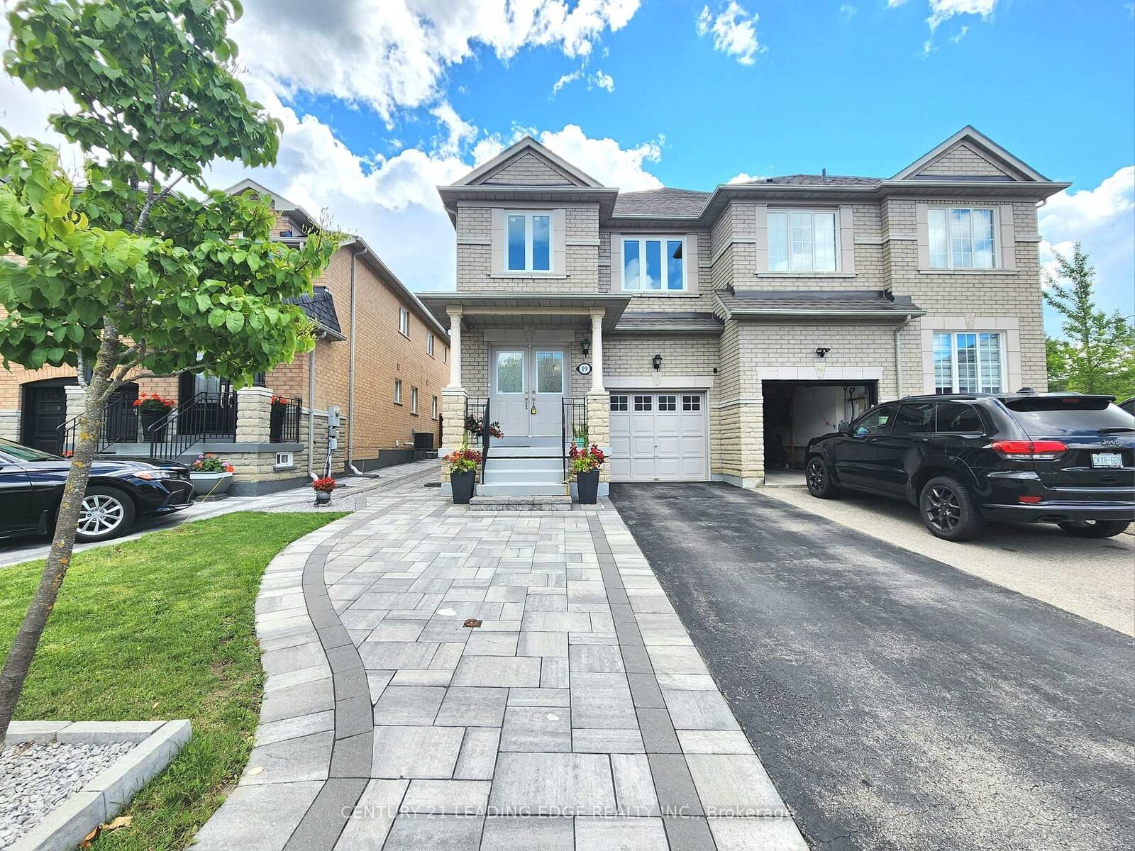 Photo de la propriété: 19 Kingly Crest Way ON L4H 1M8