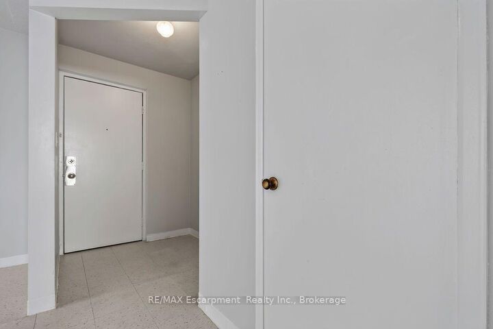 Property Photo:  2393 New Street 402  ON L7R 1K1 