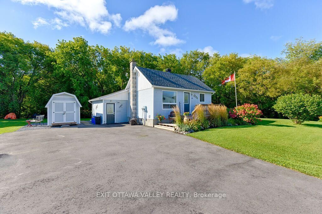 Property Photo:  39 Creek Street  ON K0J 2L0 