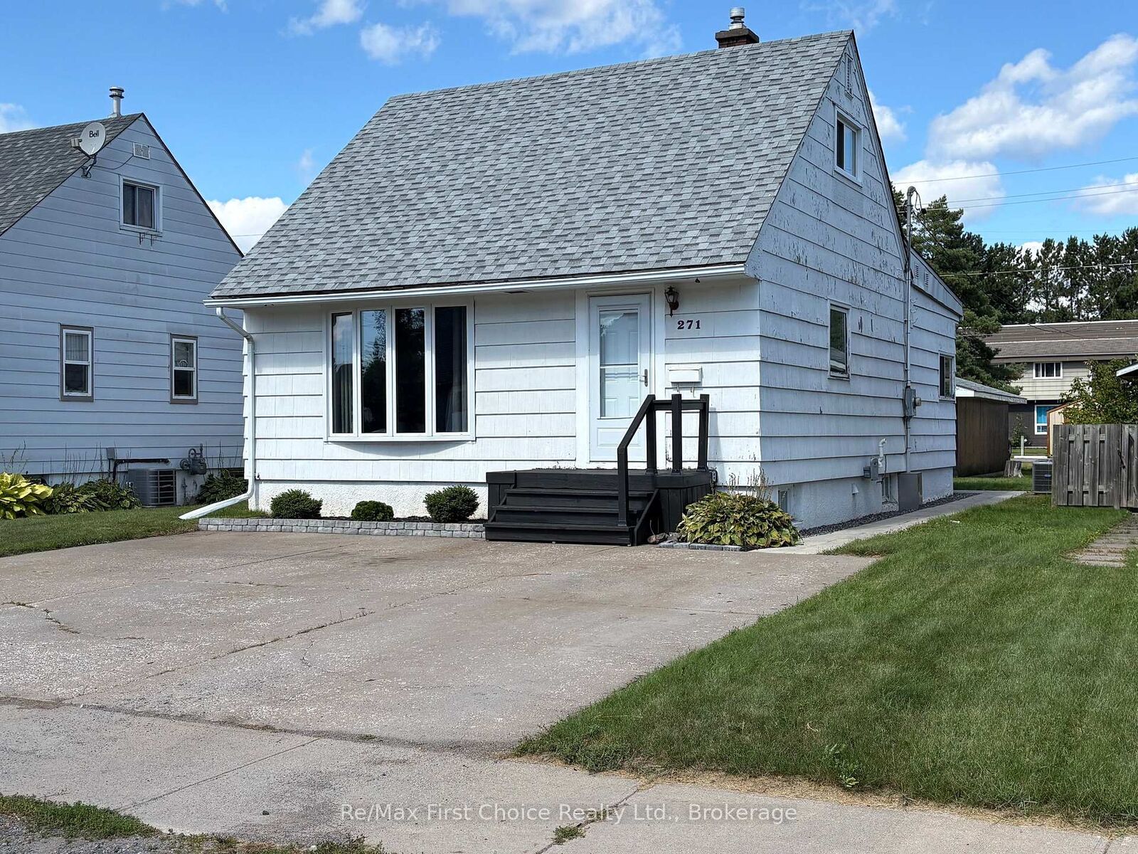 Property Photo:  271 Christina Street W  ON P7E 4P5 
