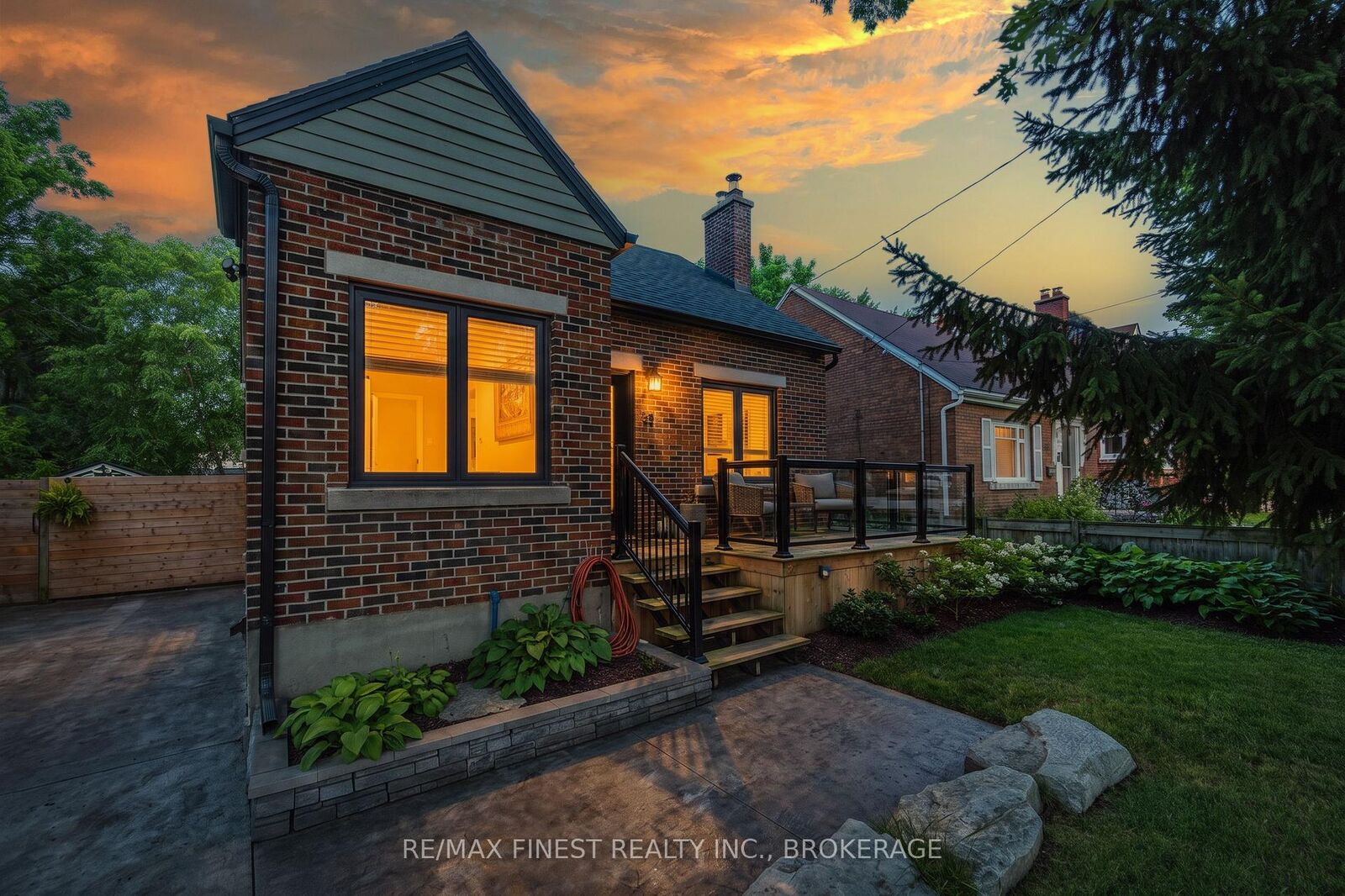 Property Photo:  258 College Street  ON K7L 4M2 