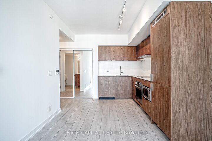Property Photo:  60 Shuter Street Ph209  ON M5B 0B7 