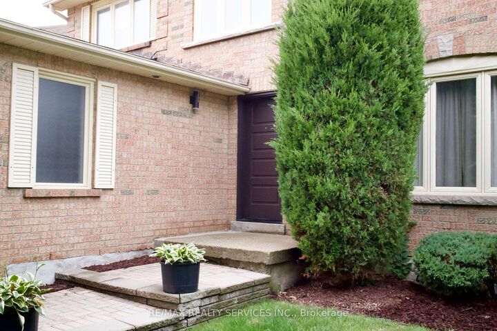 Property Photo:  3975 Seebring Crescent  ON L5L 3Y1 