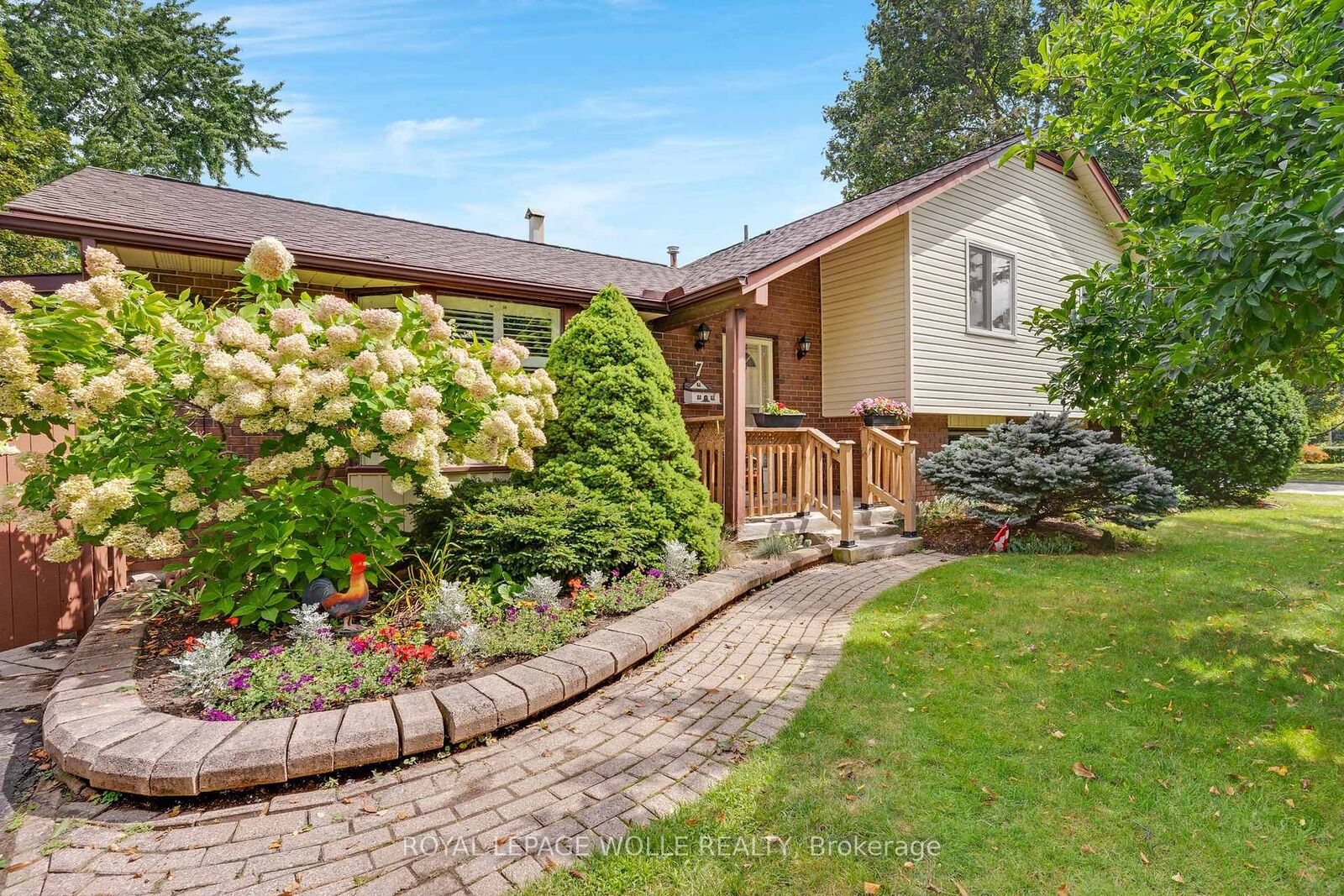 Property Photo:  7 Underhill Crescent  ON N2A 2S7 