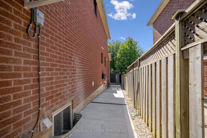 Property Photo:  3872 Densbury Drive Bsmt Apt  ON L5N 6Y9 